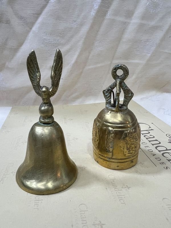 Lote de 2 campanas antiguas de bronce con águila y motivos orientales