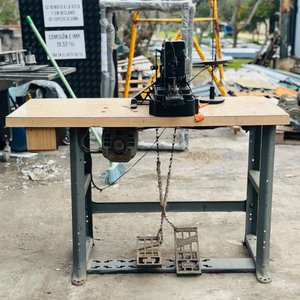 Lote siguiente: Máquina de Coser Industrial Adamson Antigua con Motor Hoover