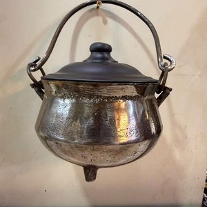 Lote siguiente: Olla Antigua de Hierro Fundido con Tapa y Tres Patas