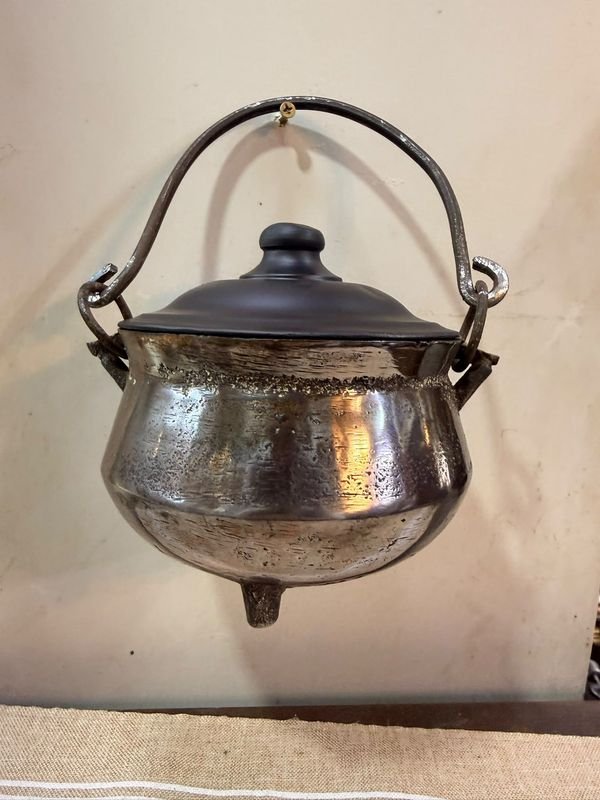 Olla Antigua de Hierro Fundido con Tapa y Tres Patas