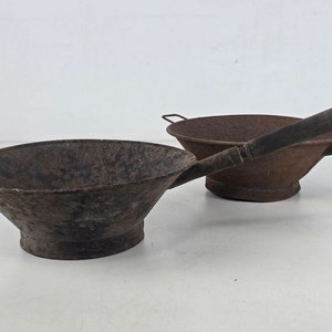 Par de Coladores Antiguos de Metal con Mango de Madera - imagen 3