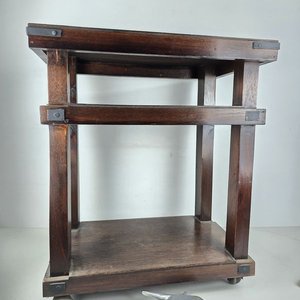 Lote siguiente: Mesa Auxiliar Rodante de Madera Oscura con Detalles en Hierro