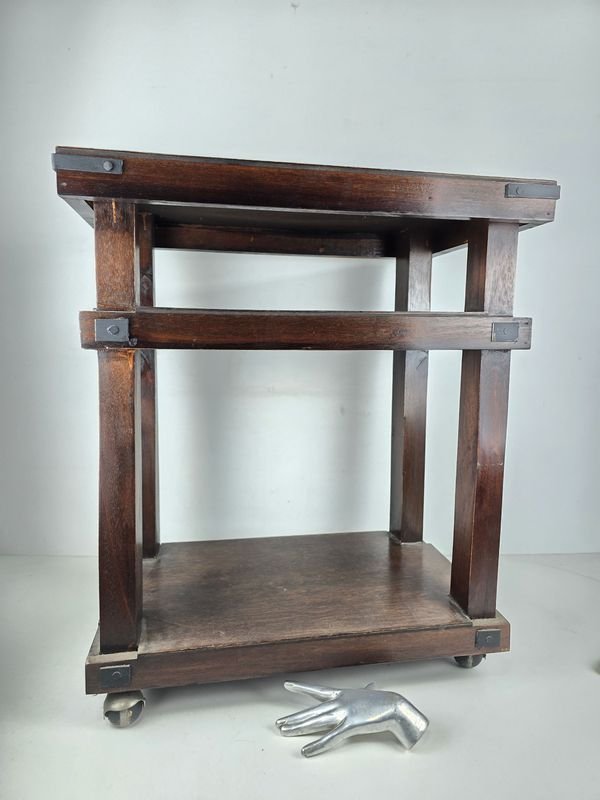 Mesa Auxiliar Rodante de Madera Oscura con Detalles en Hierro