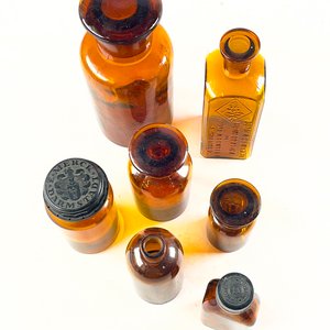 Lote de 7 Frascos Farmacéuticos Antiguos de Vidrio Ámbar - imagen 2