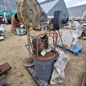 Lote siguiente: Ventilador Industrial y Máquina con Base