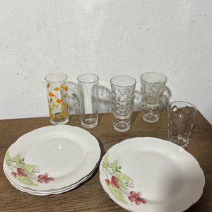 Lote anterior: Set de 6 Platos y Vasos con Diseño Floral