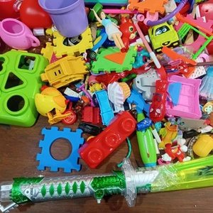 Gran Lote de Juguetes Variados: Figuras, Bloques y Más - imagen 9