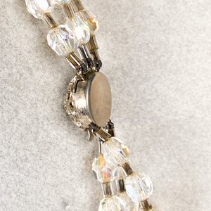 Collar de Cristal Transparente con Tres Vueltas y Cierre Metálico - imagen 4