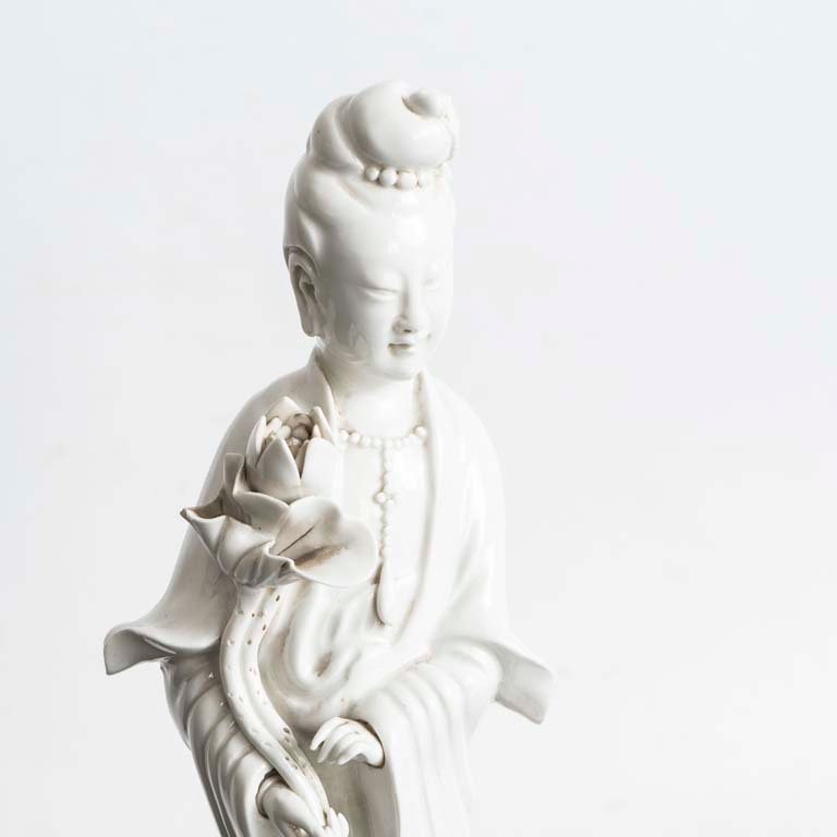 Figura de porcelana blanca en base de madera - imagen 2