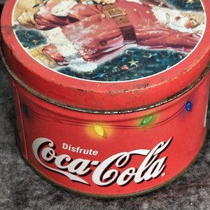 Lata Decorativa Coca-Cola con Vela Aromática Navideña - imagen 3