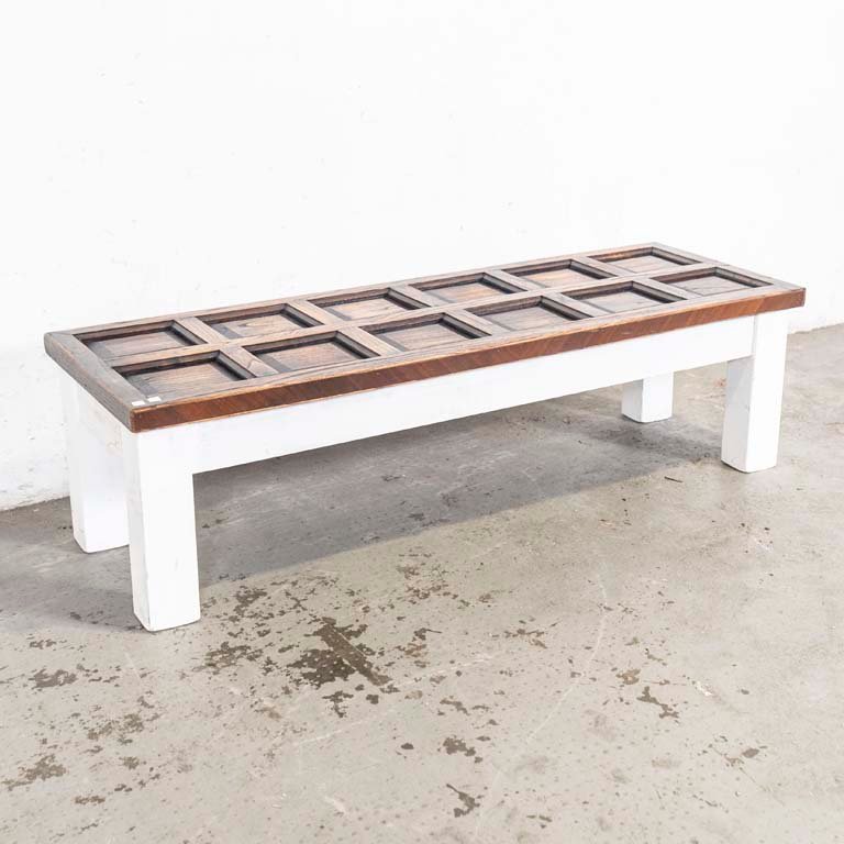 Lote siguiente: Mesa de living de madera con detalles en la tapa y base pintada