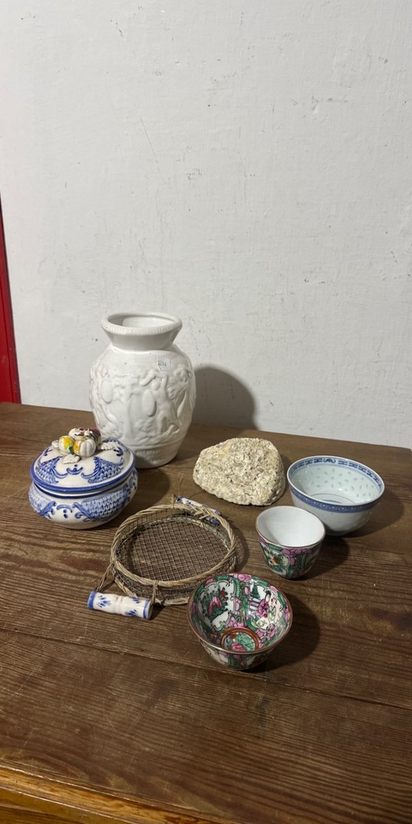 Florero Blanco y Set de Cuencos Chinos Decorados