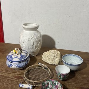 Lote siguiente: Florero Blanco y Set de Cuencos Chinos Decorados