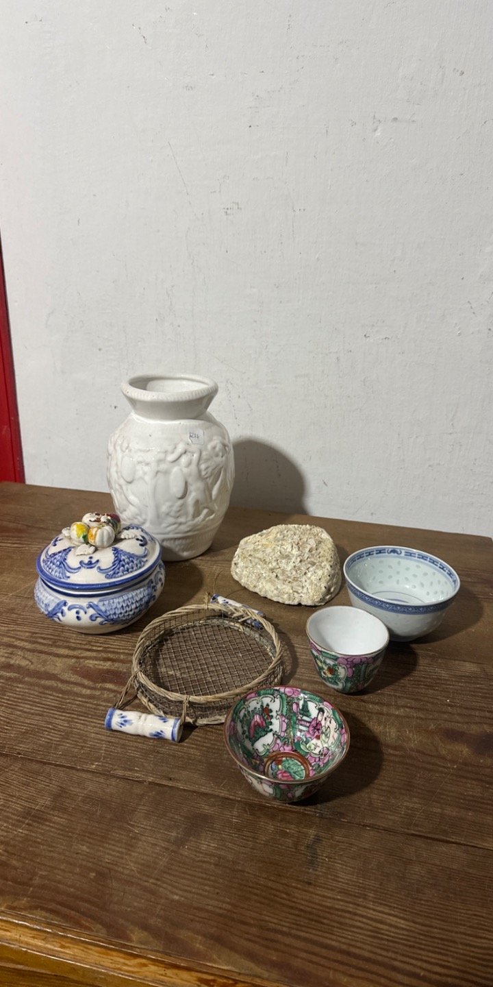 Florero Blanco y Set de Cuencos Chinos Decorados