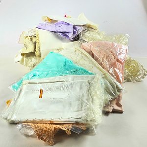 Lote siguiente: Lote de Servilletas y Camisones de Tela