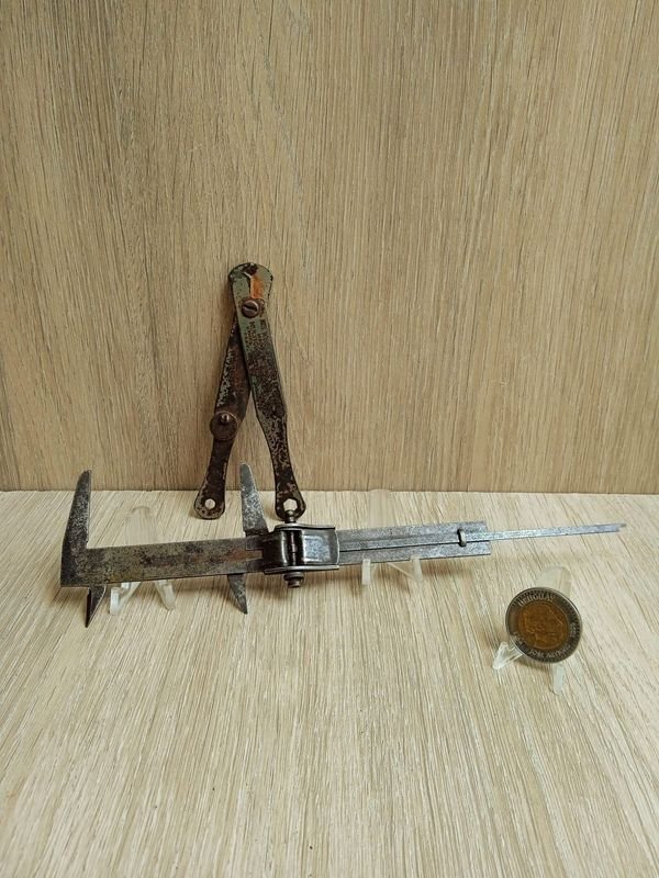 Lote anterior: Antiguo Calibre en Hierro y Pinza o Corta Cables Inglesa