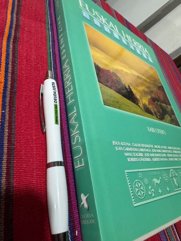 Libro Euskal Herria Ezentzia - imagen 2