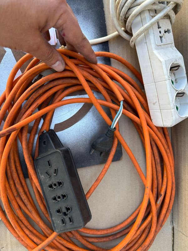 Alargues con zapatillas y extensiones eléctricas