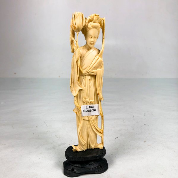 Figura de Dama Oriental en Marfil con Base de Madera