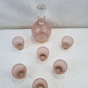 Elegante Juego de Licorera y 6 Copas de Cristal con Diseño de Red Roja y Bases Doradas - imagen 4
