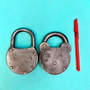 2 antiguos candados en hierro grandes - imagen 2
