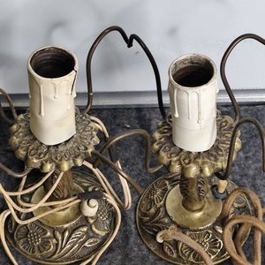 Par de Lámparas de Bronce Labrado con Pantallas Decoradas - imagen 3