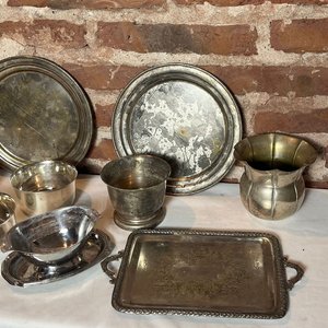 Lote de Platería Antigua: Bandejas, Cuencos y Jarra - imagen 4