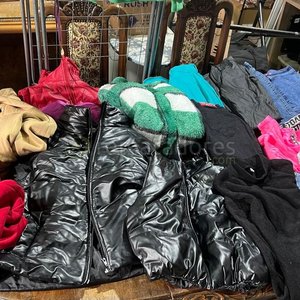 Lote anterior: Ropa Variada: Camperas, Buzos y Pantalones