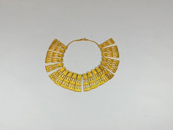 Lote anterior: Gargantilla dorada estilo gótico
