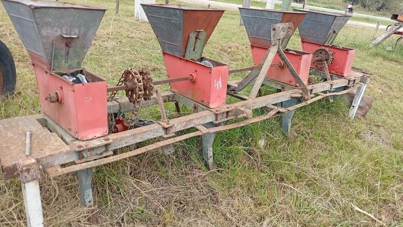 Sembradora de tacho 4 surcos - Maquinaria Agrícola - imagen 4