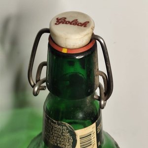 Dos Botellas Importadas Verdes Perrier y Grolsch con Tapas Originales - imagen 3