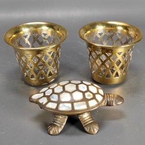 Lote anterior: Despojador de Bronce y Nácar con Forma de Tortuga y Dos Maceteros Calados