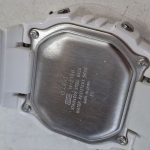 Reloj Pulsera Digital Casio Fucsia y Blanco - imagen 3