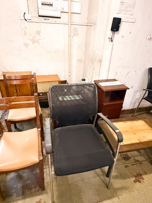 Silla de Oficina Negra y Muebles de Madera