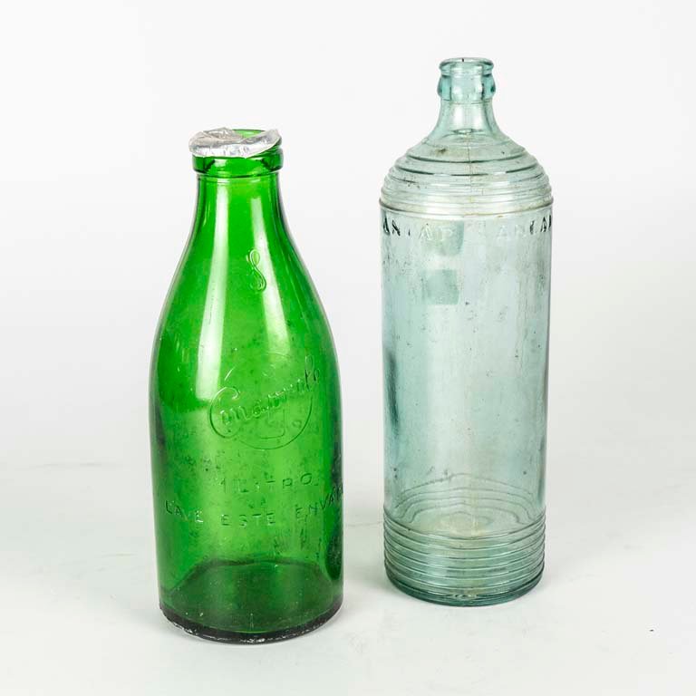 Dos botellas de leche Conaprole y ANCAP de vidrio de 1l.