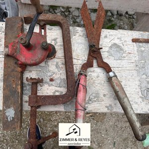 Lote siguiente: Sargento de carpintero, taladro manual y tijera de podar antigua