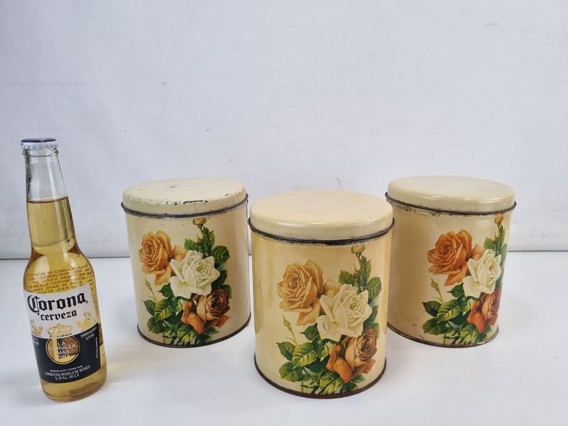 Lote siguiente: Tres Latas y Botella de Corona