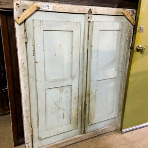 Dos piezas: ventana madera y vidrio dos hojas con postigos 136 x 116 cm y hoja puerta color verde interior 206 x 85 cdm - imagen 3