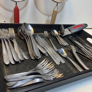 Lote de Cubiertos y Bazar de Cocina: 62 Cubiertos, Coladores, Jarra y Utensilios Varios - imagen 3