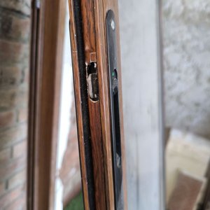 Puerta Doble Hoja con Mosquitero de Aluminio Color Madera - imagen 4