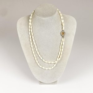 Elegante Collar Doble de Nácar y Cristal con Broche Decorativo - imagen 1