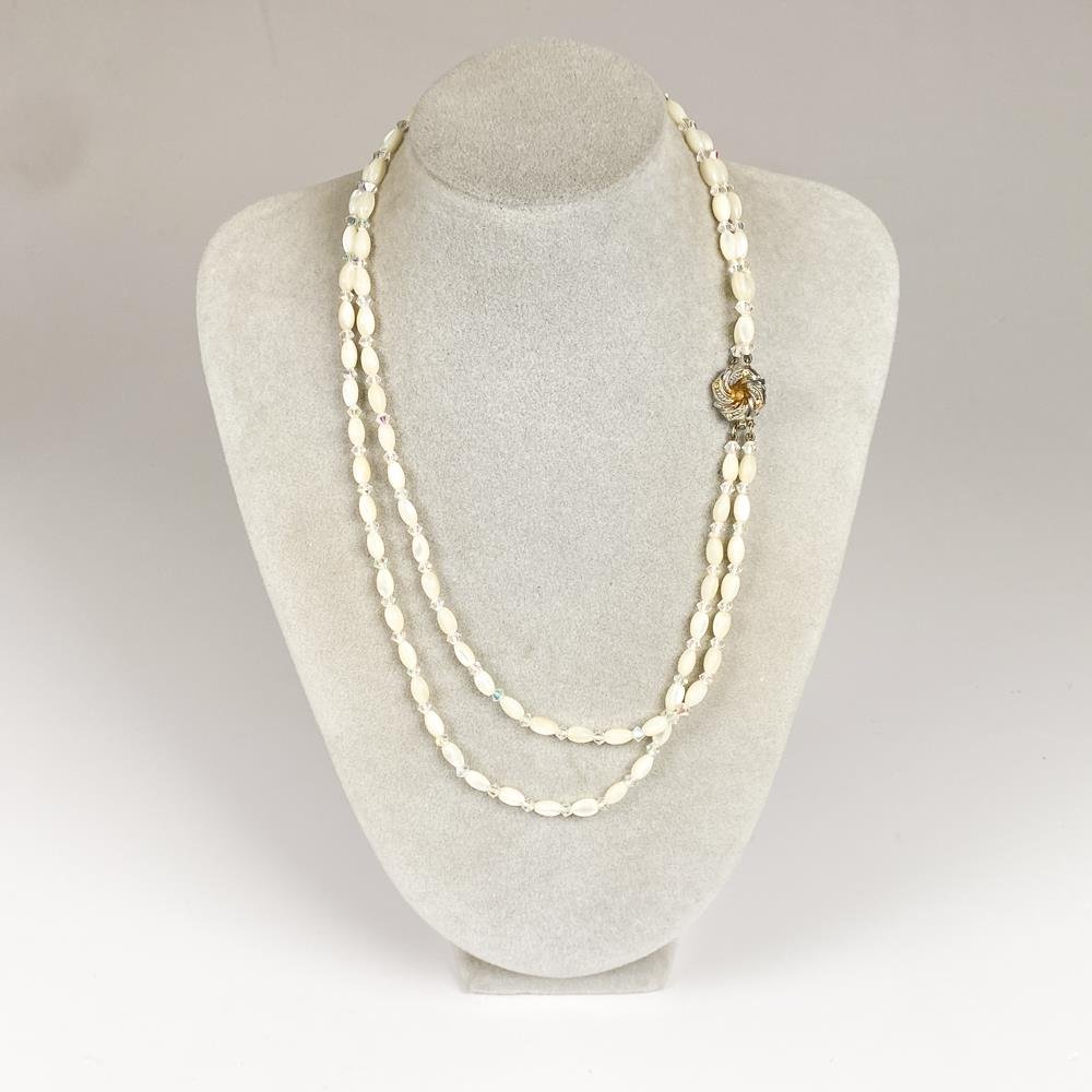 Elegante Collar Doble de Nácar y Cristal con Broche Decorativo