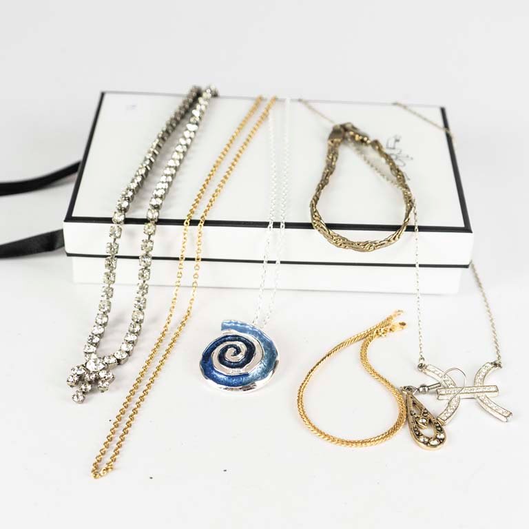 Lote siguiente: Collares y pulseras de metal con piedras azules