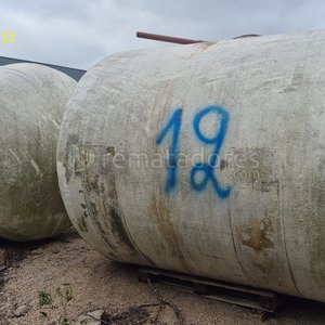 Lote siguiente: Dos Tanques Industriales Grandes de Fibra de Vidrio