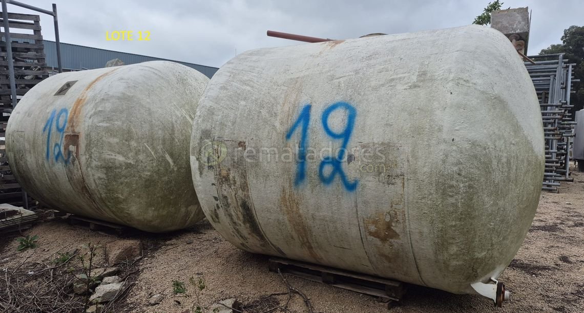 Dos Tanques Industriales Grandes de Fibra de Vidrio