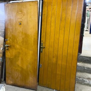 Lote siguiente: Dos Hojas de Puerta: Frente Blindada y Puerta Interior Madera