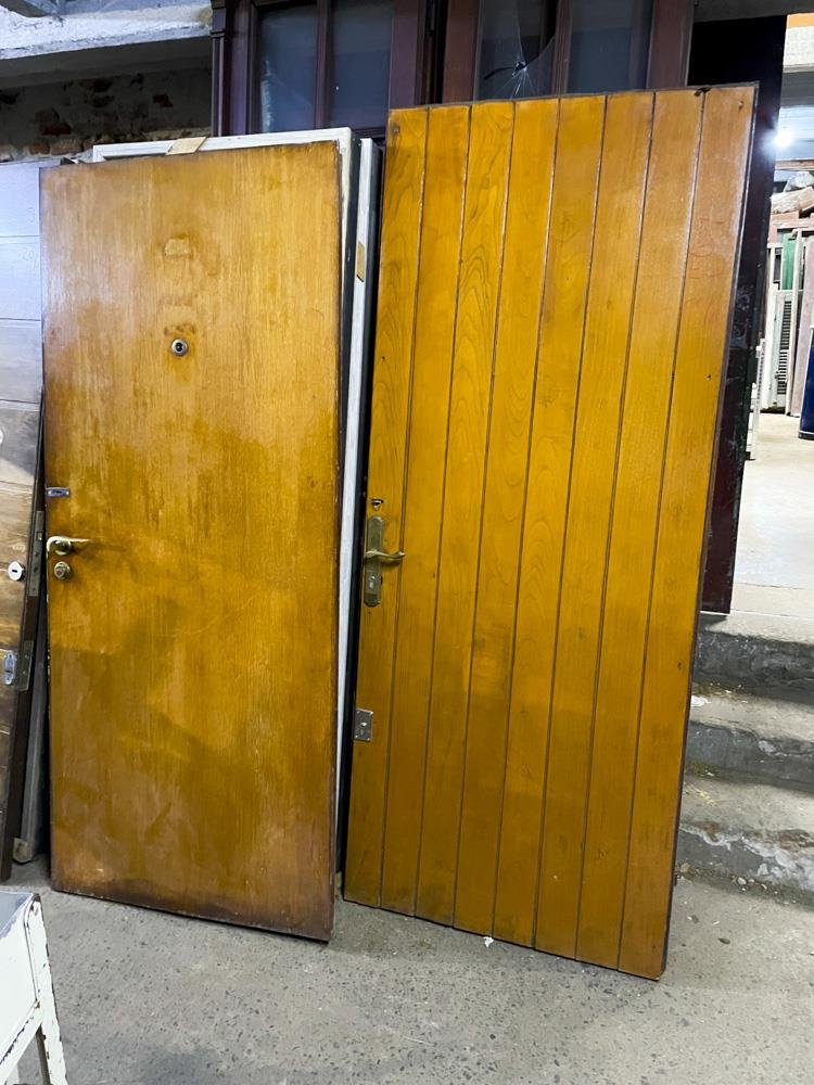 Dos Hojas de Puerta: Frente Blindada y Puerta Interior Madera