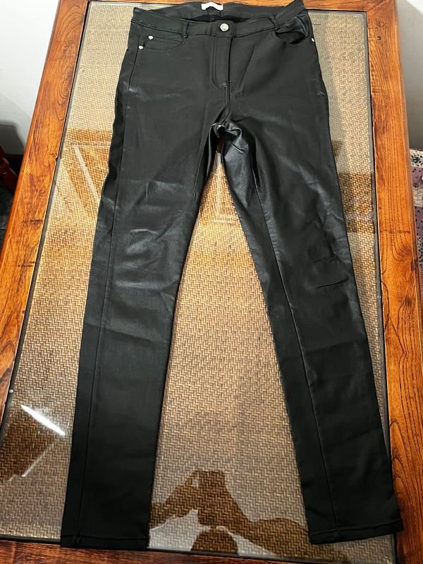 Pantalón chupín de cuerina negra talle S, marca Daniel Cassin
