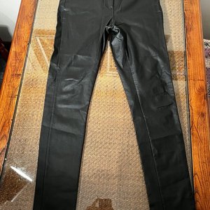 Lote siguiente: Pantalón chupín de cuerina negra talle S, marca Daniel Cassin