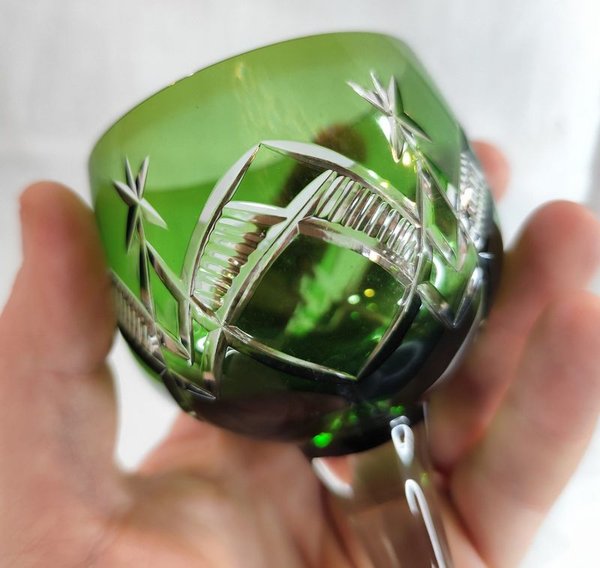 Copa de cristal verde labrada con detalles dorados - imagen 4